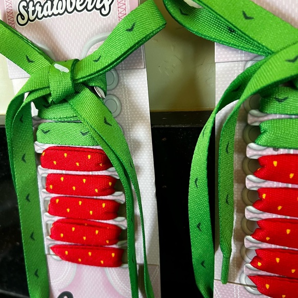 New Vintage Strawberry Crazy Laces with Green Bows - Set of Two - Picture 6 of 6